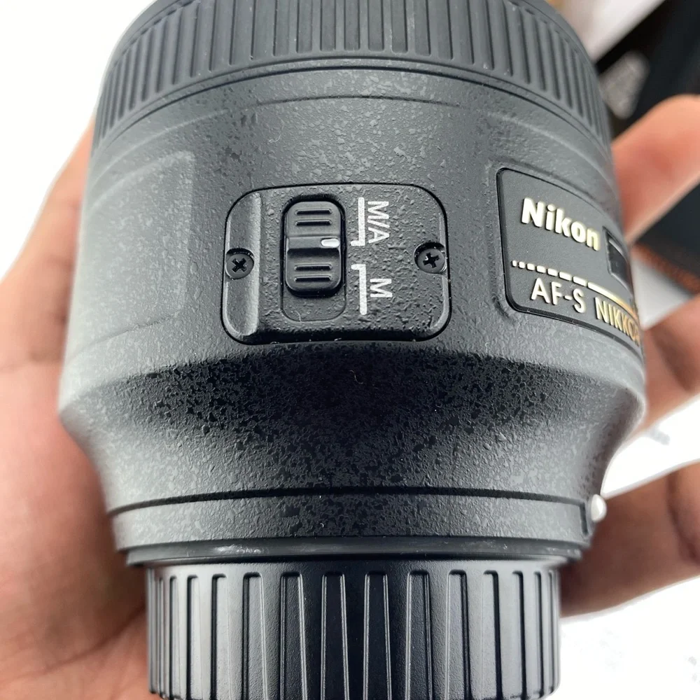 Nikon AF-S NIKKOR 85mm f/1.8G Prime Telephoto F-Mount Lens With Accessories